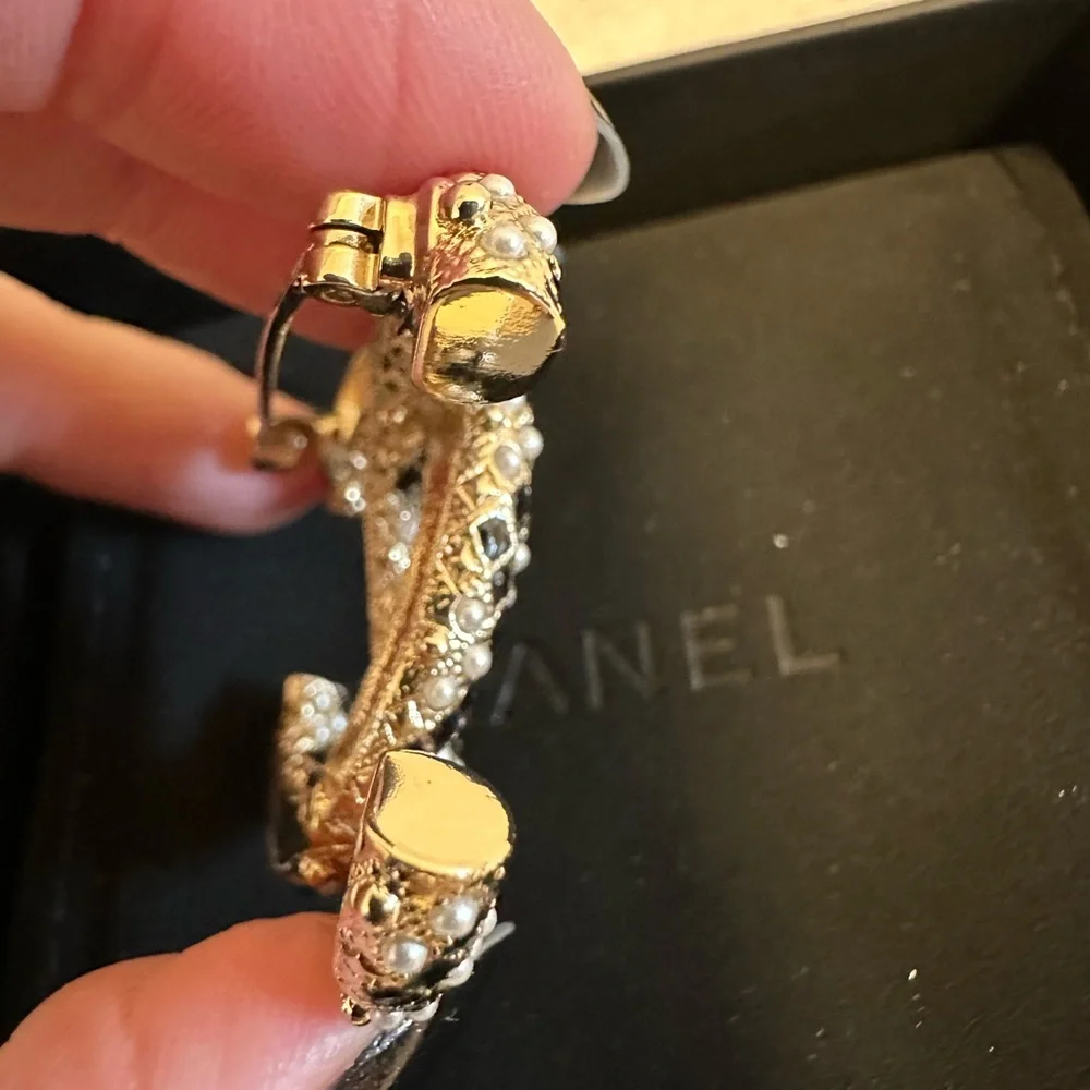 BNW AUTH CHANEL 21A GOLD, PEARLY WHITE & BLACK BROOCH, MADE IN FRANCE